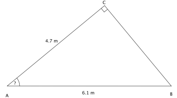 En rettvinklet trekant ABC der vinkelen C er 90 grader, AB =  6.1 m og AC = 4.7 m